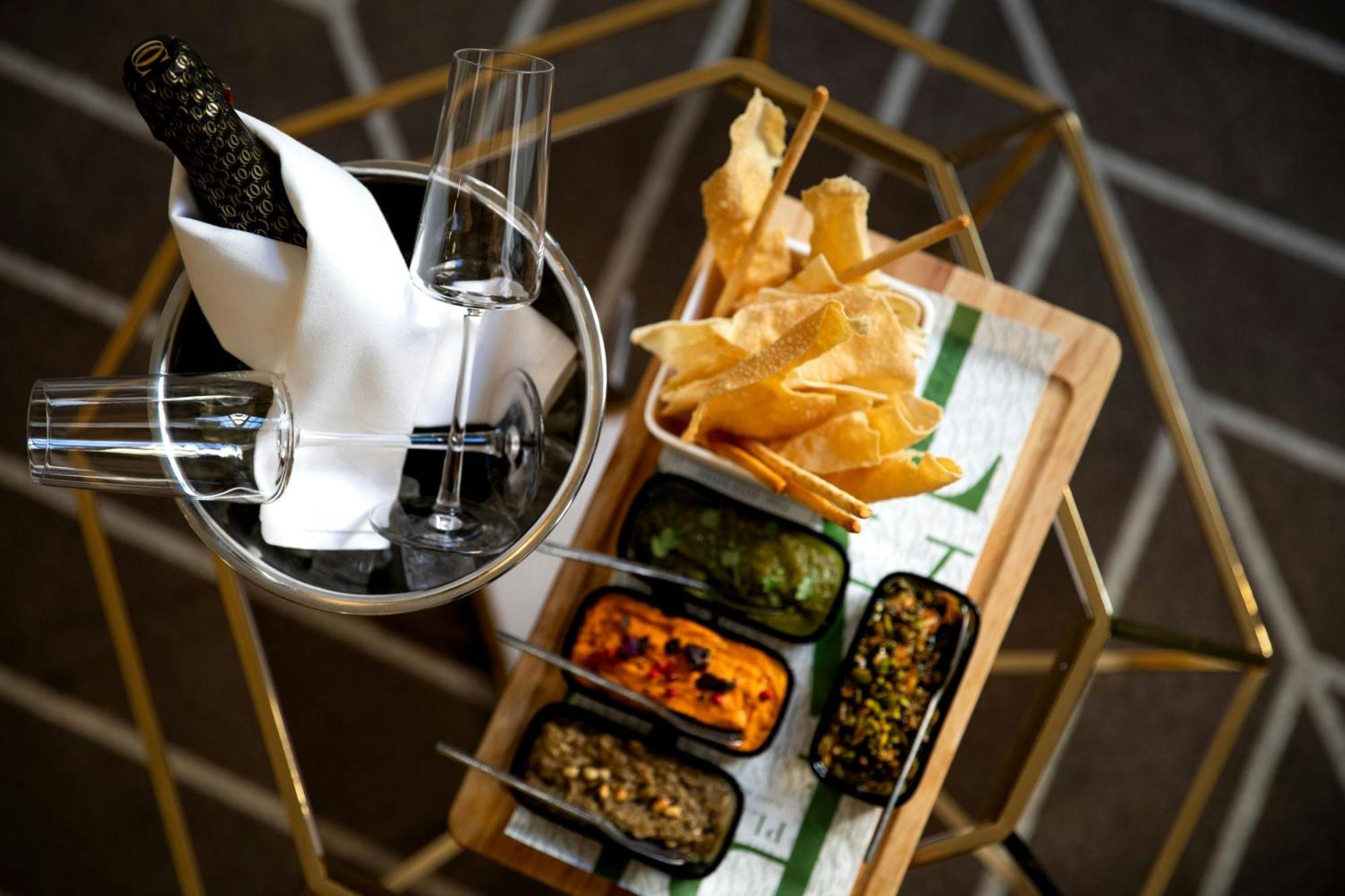 Hotel Sapphire House Antwerp, Autograph Collection Esterno foto A selection of tapas