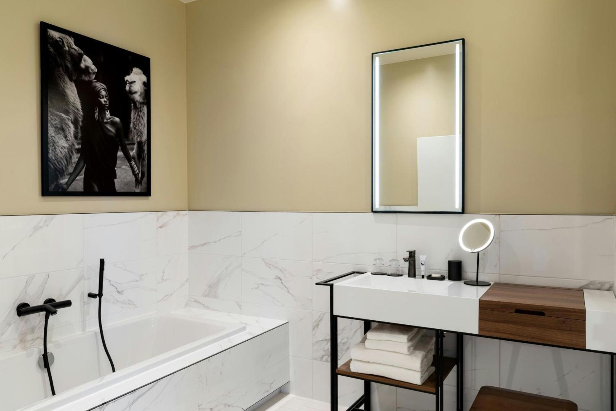 Hotel Sapphire House Antwerp, Autograph Collection Esterno foto Bathroom