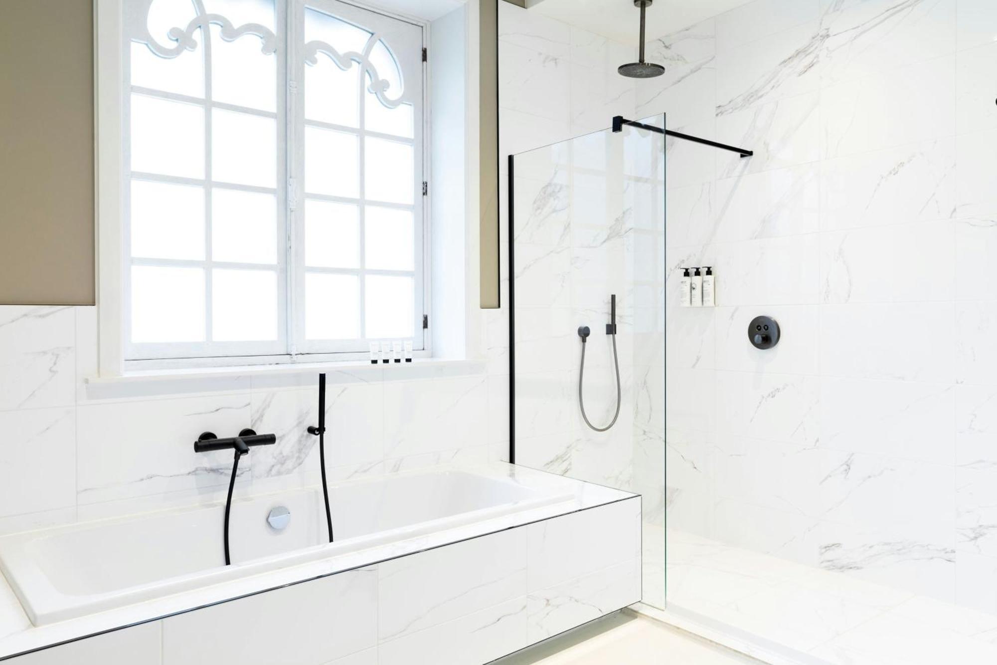 Hotel Sapphire House Antwerp, Autograph Collection Esterno foto A shower bath